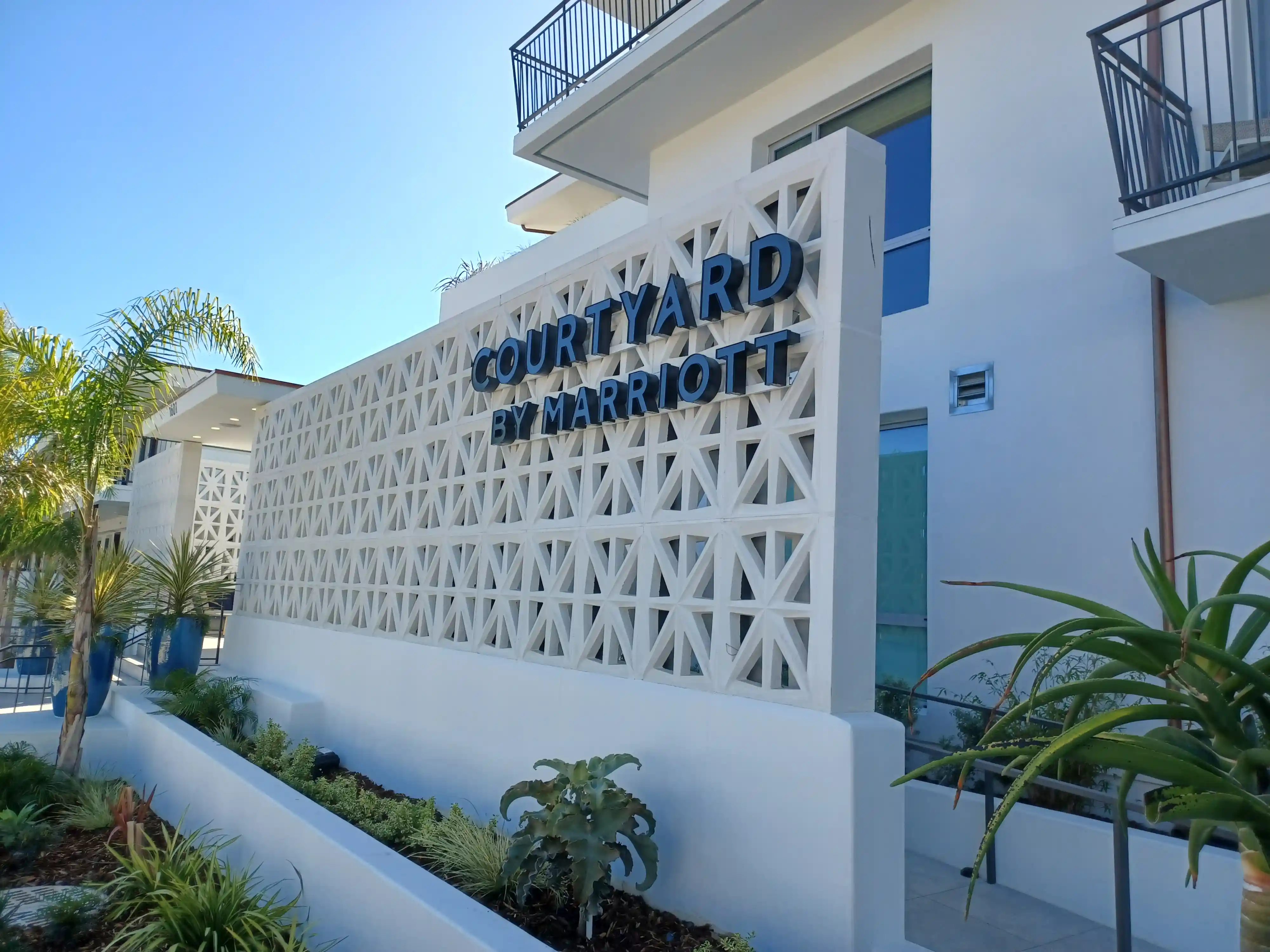 El Prado Inn Exterior